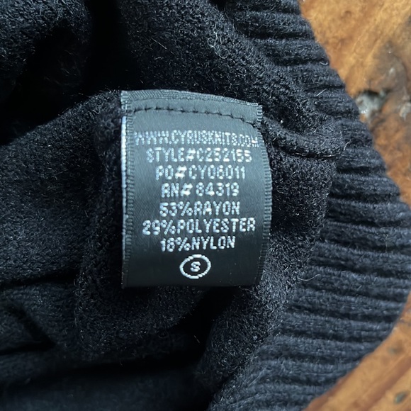 Cyrus Black Sweater Size Small - Picture 6 of 7